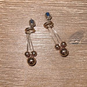 Dangling balls earrings